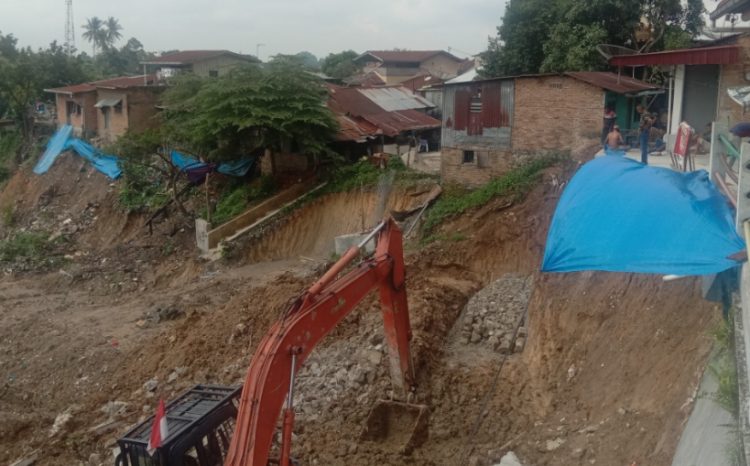 Pemko Siantar Biarkan Aksi Liar Pengorekan Tanah, Tembok dan Jalan Longsor, 8 Rumah Terancam