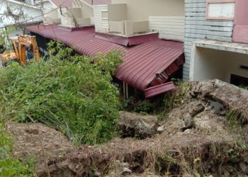 Tembok Rubuh di Bah Kapul, 2 Rumah Rusak Parah, Mobil Tertimbun