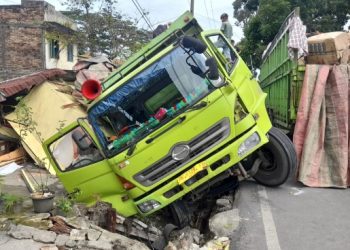 Kurang Tenaga dan Rem Blong di Tanjakan, Truk Mundur Hantam Warung di Siantar