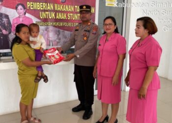 Peduli Anak Stunting, Kapolsek dan Bhayangkari Dolok Silau Salurkan Makanan Tambahan