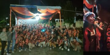Potho bersama dan Mak Lilis sebagai penasehat Pemuda Pancasila Siantar Barat menerima suapan kue ulang tahun 
Foto: BAL/
