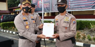 Kapolres  AKBP Fernando SH  SIK serahkan piagam kepada personel   
FOTO:  IST