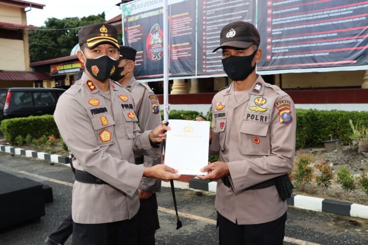 Kapolres  AKBP Fernando SH  SIK serahkan piagam kepada personel   
FOTO:  IST