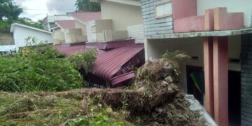Longsor yang menimpa rumah di Jalan Viyata Yudha turut menimbun  mobil                                                        Foto : IN