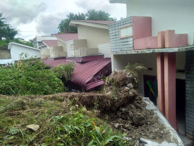 Longsor yang menimpa rumah di Jalan Viyata Yudha turut menimbun  mobil                                                        Foto : IN