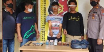 Kedua pelaku dan barang bukti diapit polisi
Foto: IST