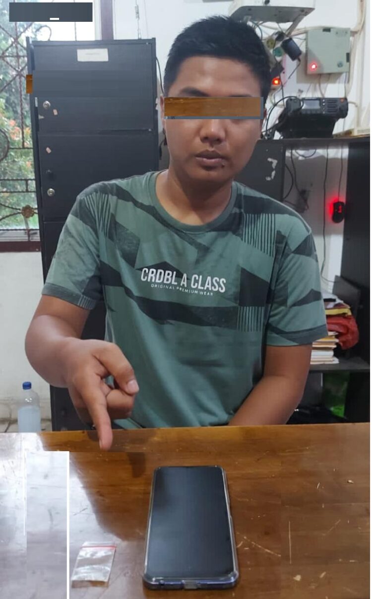 Tersangka bersama barang bukti
Foto: IST