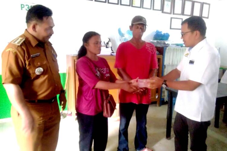 Penyerahan sugu hati disaksikan camat
Foto: IN