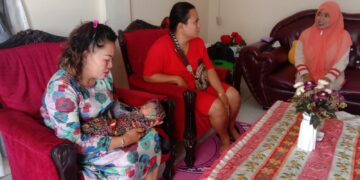 Bayi yang ditemukan di dalam kardus digendong ibu, Lilis Suyani Daulay
 Foto: JR
