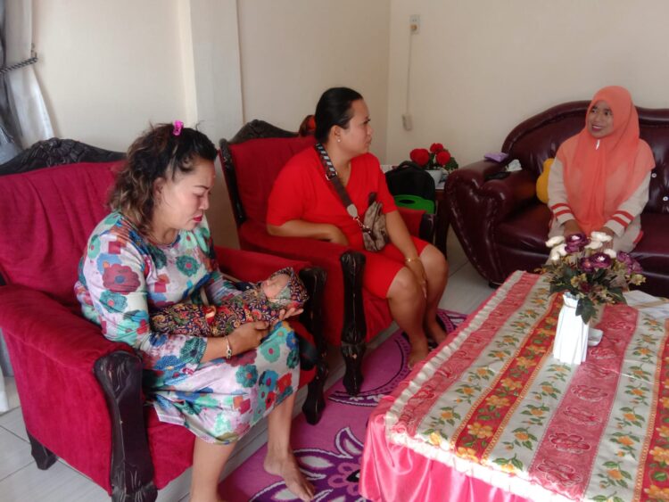 Bayi yang ditemukan di dalam kardus digendong ibu, Lilis Suyani Daulay
 Foto: JR
