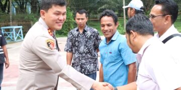 Kapolres Simalungun saat menyapa warga Nagori Moho
Foto: IST