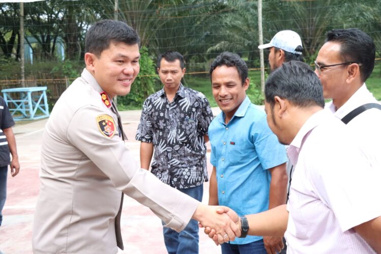 Kapolres Simalungun saat menyapa warga Nagori Moho
Foto: IST