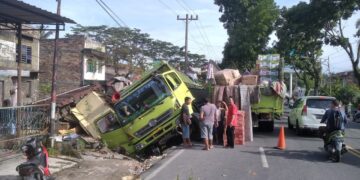 Truk Tronton yang terguling menimpa warung
 Foto:Tan