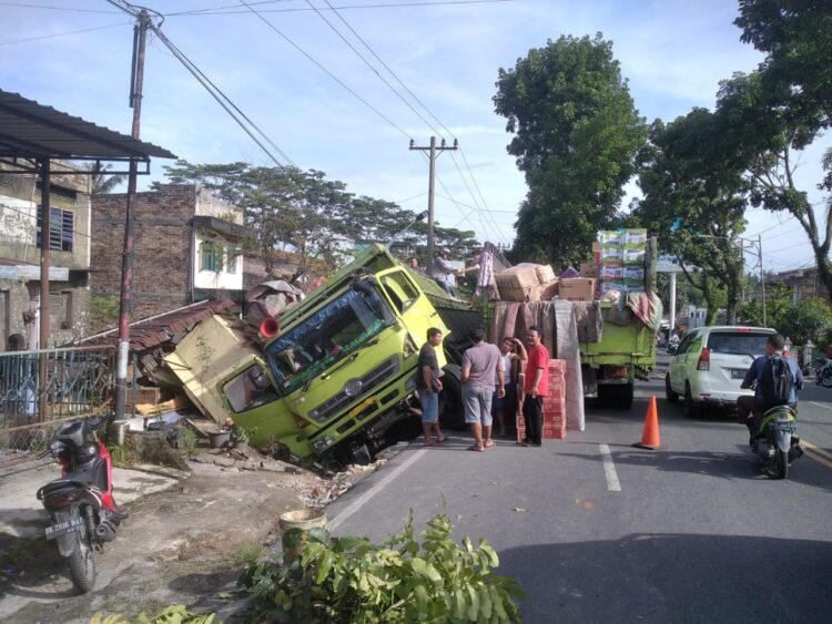 Truk Tronton yang terguling menimpa warung
 Foto:Tan