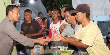 Kapolres bersalaman dengan masyarakat