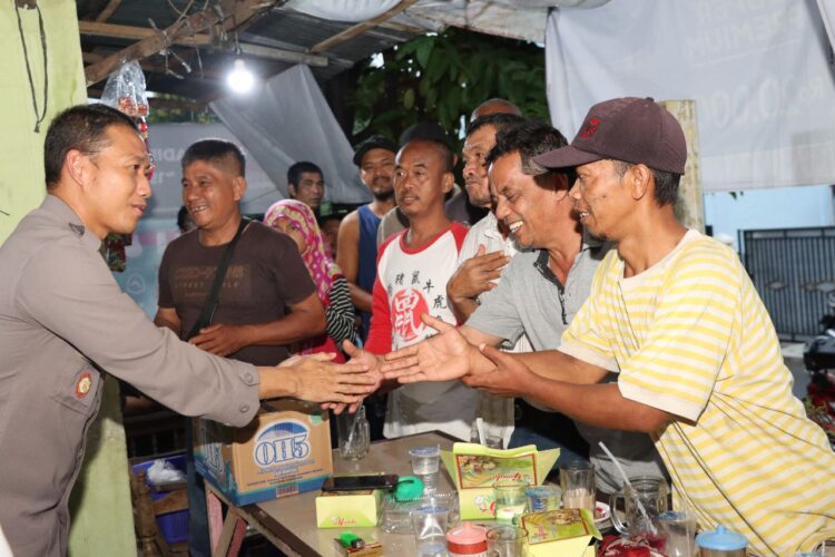 Kapolres bersalaman dengan masyarakat