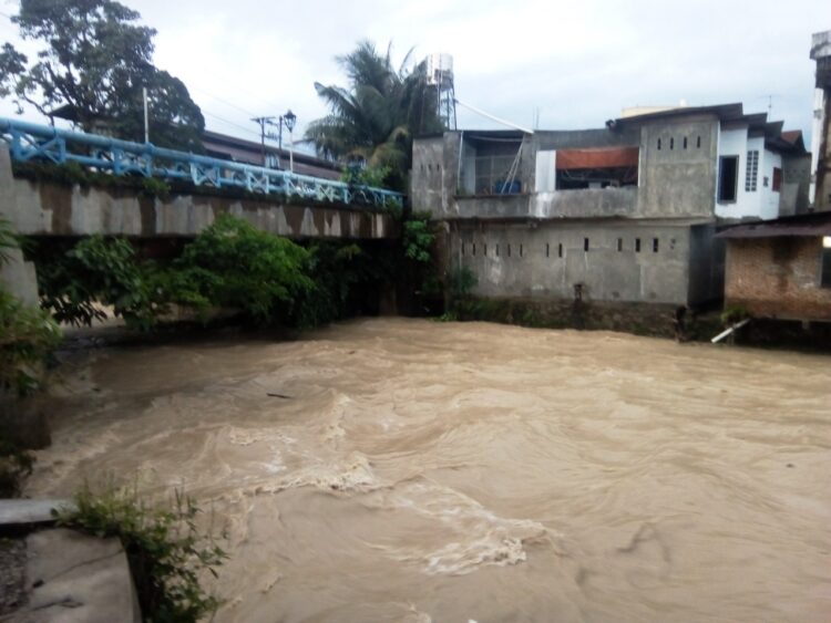 Air sungai Bah Bolon yang sempat naik