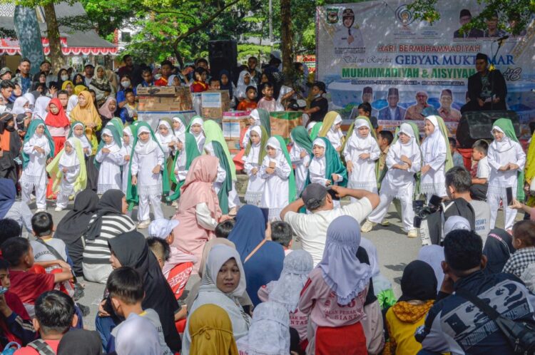 Penampilan  siswi Muhammadiyah pada Gebyar  Muktamar Muhammadiyah dan Aisyiyah 
Foto: IST