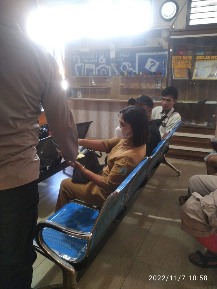 Korban Varika Sarma Purba saat melapor