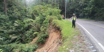 Personil lantas mengecek lokasi longsor di Jalan lintas Parapat
