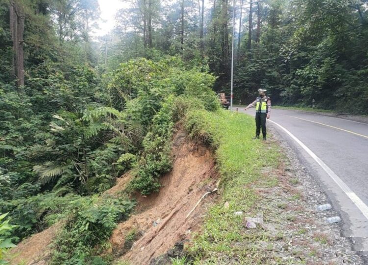 Personil lantas mengecek lokasi longsor di Jalan lintas Parapat