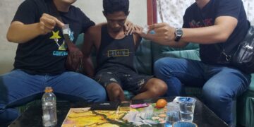 Pelaku diapit petugas bersama barang bukti
