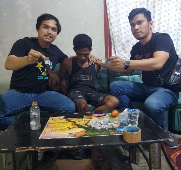Pelaku diapit petugas bersama barang bukti