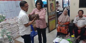 Penyidik Polres Siantar serahkan bayi kepada  Dinsos P3A