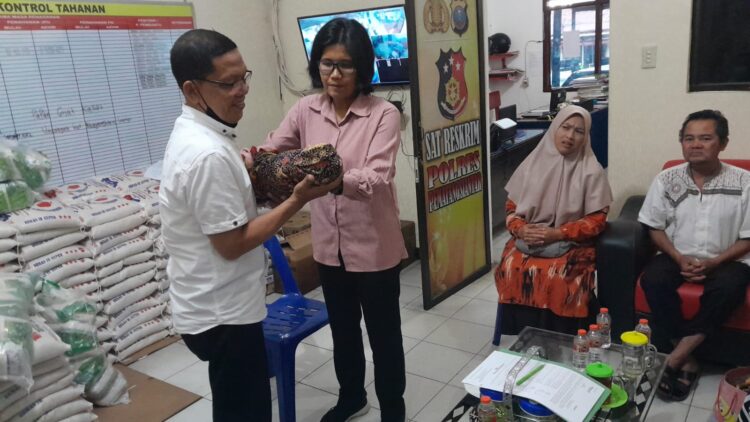 Penyidik Polres Siantar serahkan bayi kepada  Dinsos P3A