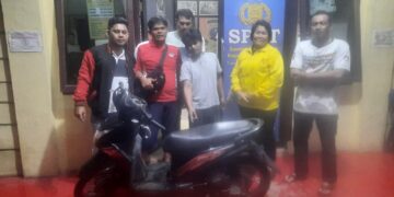 Pelaku diapit petugas  telah diamankan
FOTO: IST