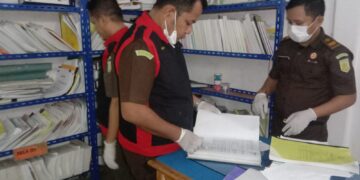 (Timsus) Pemberantasan Korupsi Kejari  saat melakukan penggeledahan