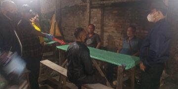 Polisi melakukan olah TKP di lapo tuak