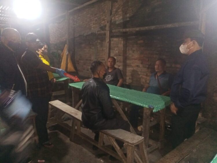 Polisi melakukan olah TKP di lapo tuak