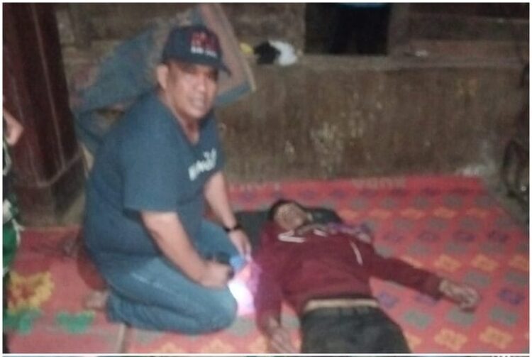 Kapolsek Raya mengecek korban yang tewas gantung diri
Foto: IST