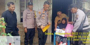 Penyaluran bantuan kepada warga kurang mampu