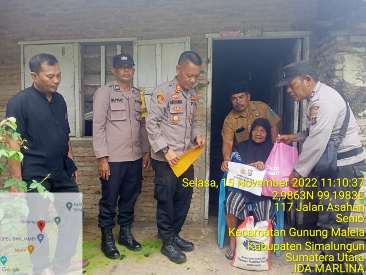 Penyaluran bantuan kepada warga kurang mampu