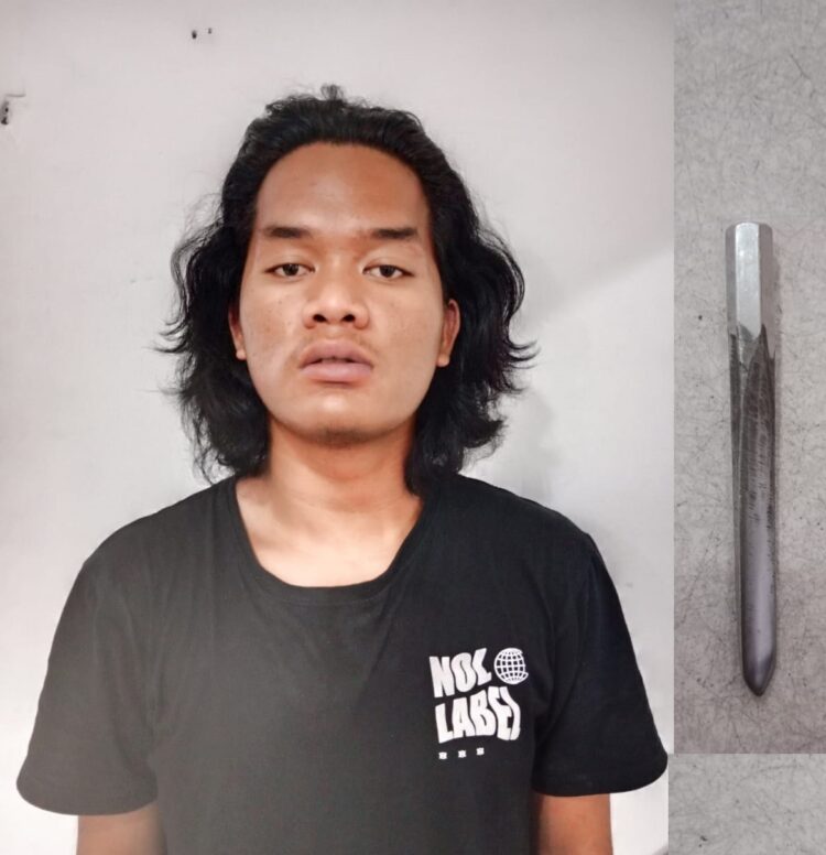 Pelaku dan barang bukti kunci T
Foto: IST