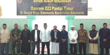 Komandan Korem ( Danrem ) 022/PT berfoto bersama warga