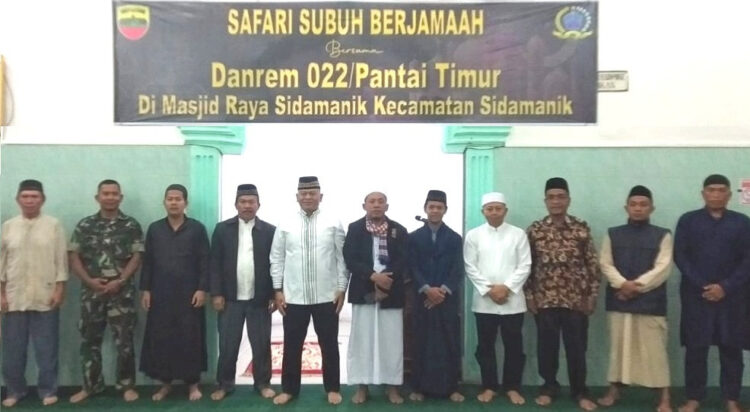 Komandan Korem ( Danrem ) 022/PT berfoto bersama warga