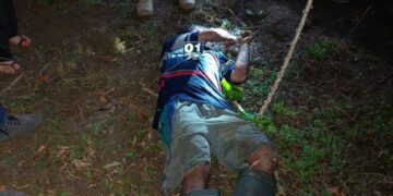 Polisi saat melakukan olah TKP terhadap temuan korban  
Foto: IST