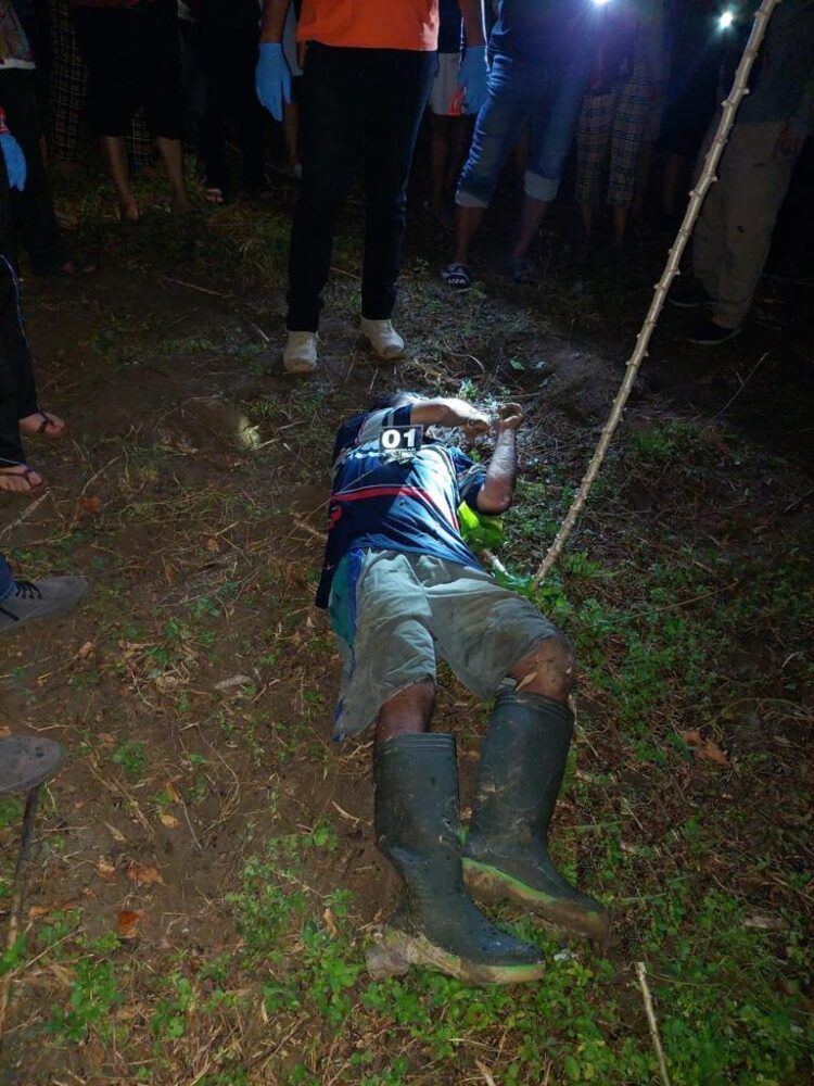 Polisi saat melakukan olah TKP terhadap temuan korban  
Foto: IST