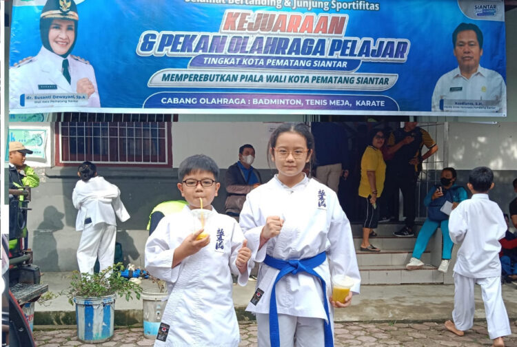 Kedua atlit berprestasi Karate Kala Hitam Indonesia Pengcab Siantar