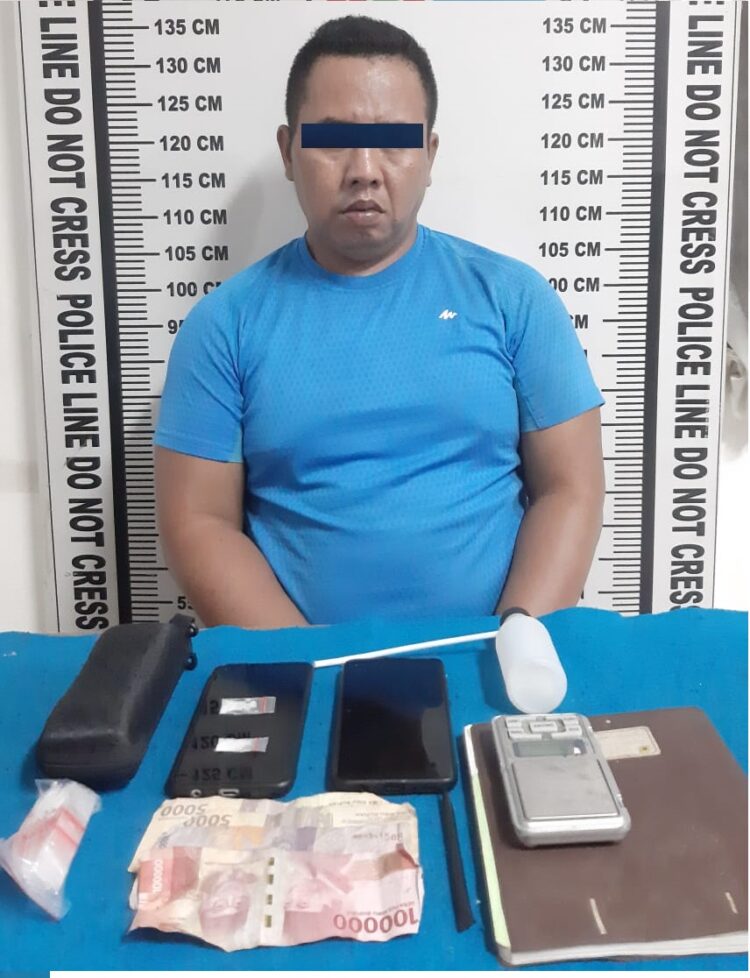 Tersangka diamankan bersama barang bukti
Foto: IST