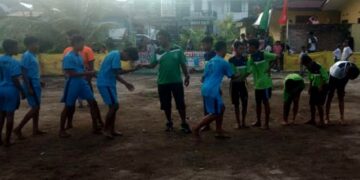Senter FC tampak bersalaman dengan Sunda Man FC sebelum pertandingan
Foto: IST