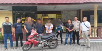 Para pelaku curanmor bersama barang bukti  
Foto: IST