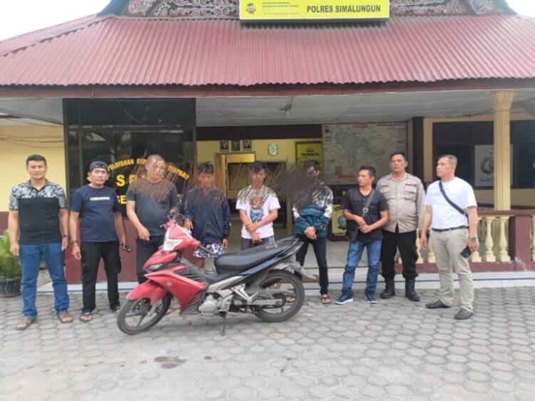 Para pelaku curanmor bersama barang bukti  
Foto: IST