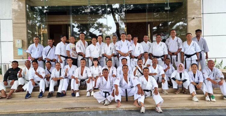 foto  bersama di selea-sela Rakornas Karaate Kala Hitam Indonesia  
Foto: IST