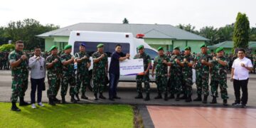 Penyerahan mobil ambulance  
Foto: IST