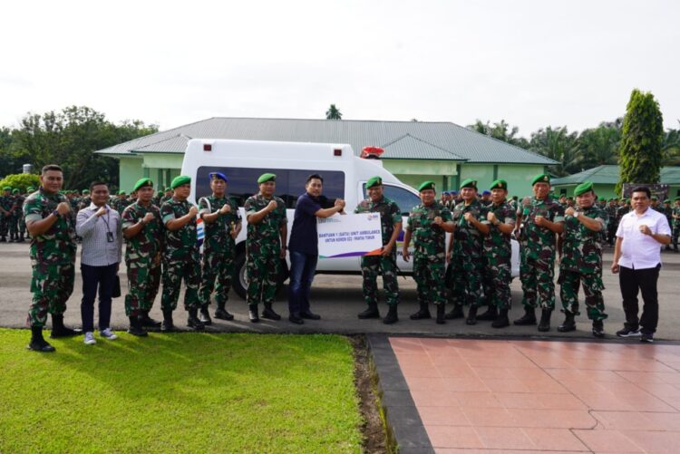 Penyerahan mobil ambulance  
Foto: IST