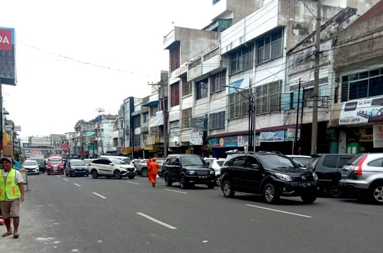 Parkir berlapis  di Jalan Sutomo
Potho: Jr